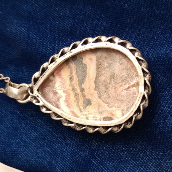 Elegant Multicolor Stone Pendant Necklace - Picture 3 of 11